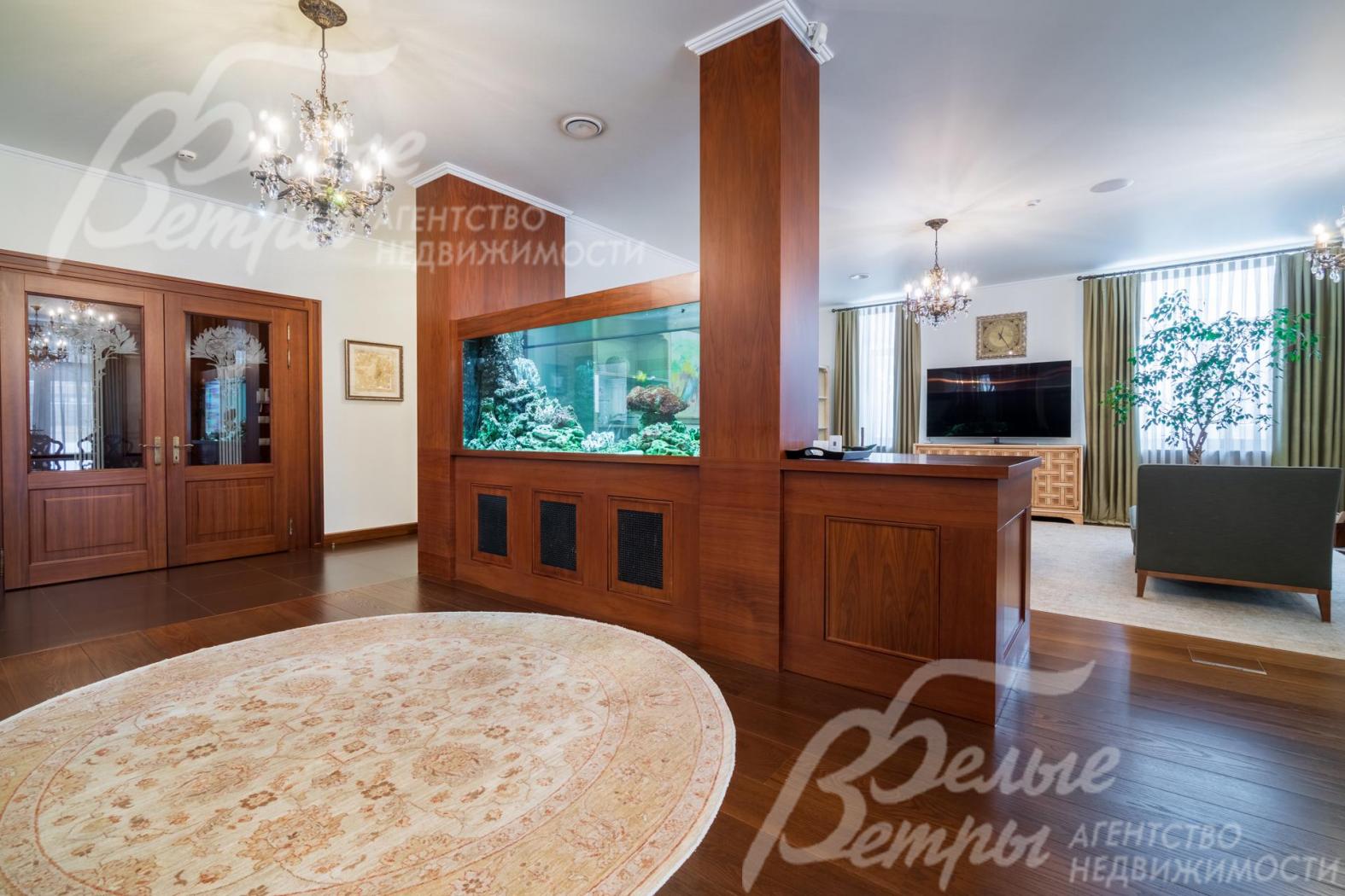 В гостиной правого дома большой аквариум на 1200 литров с тропическими рыбками и моллюсками