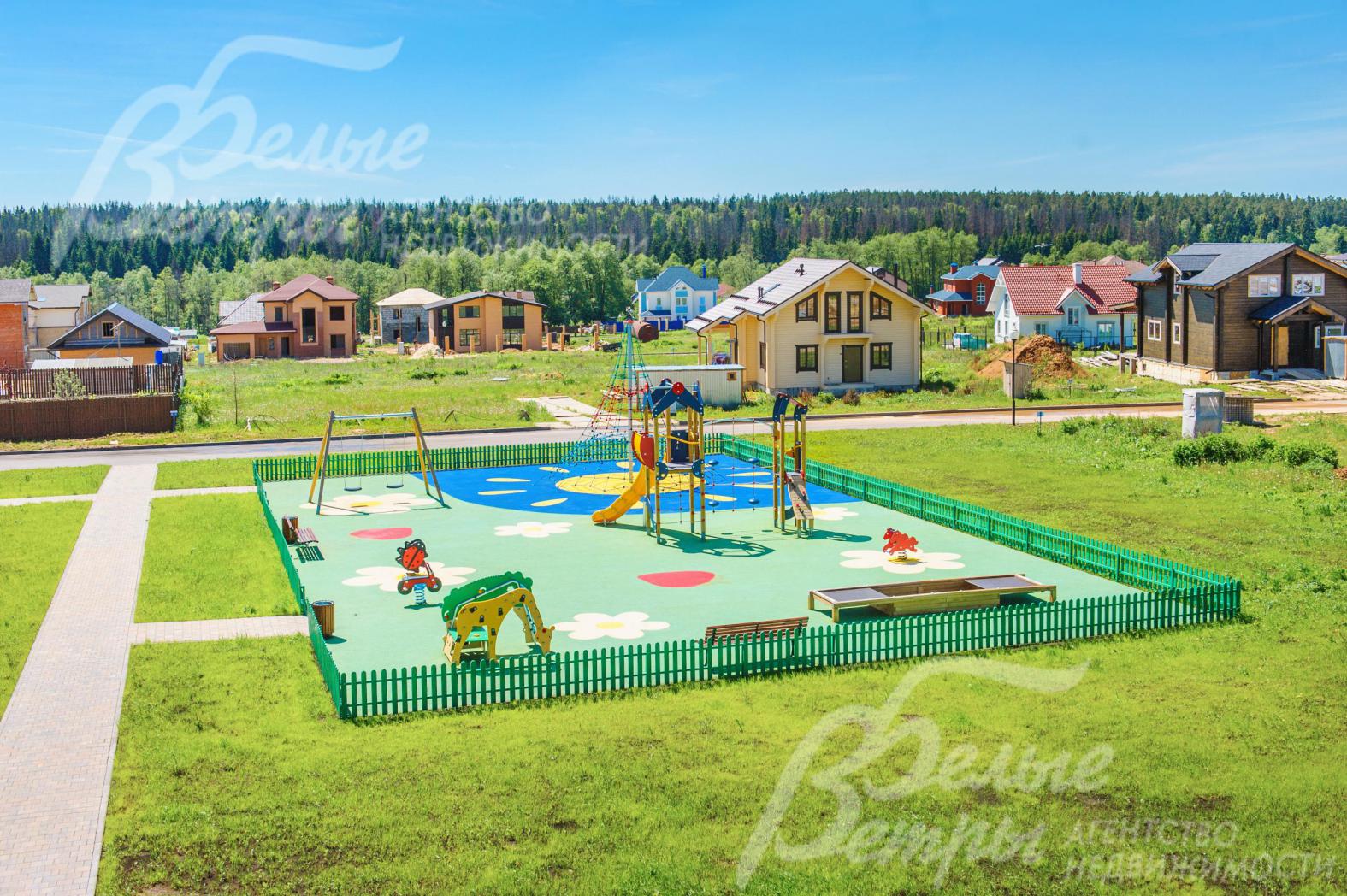 Детская площадка в коттеджном поселке "Цветочный"