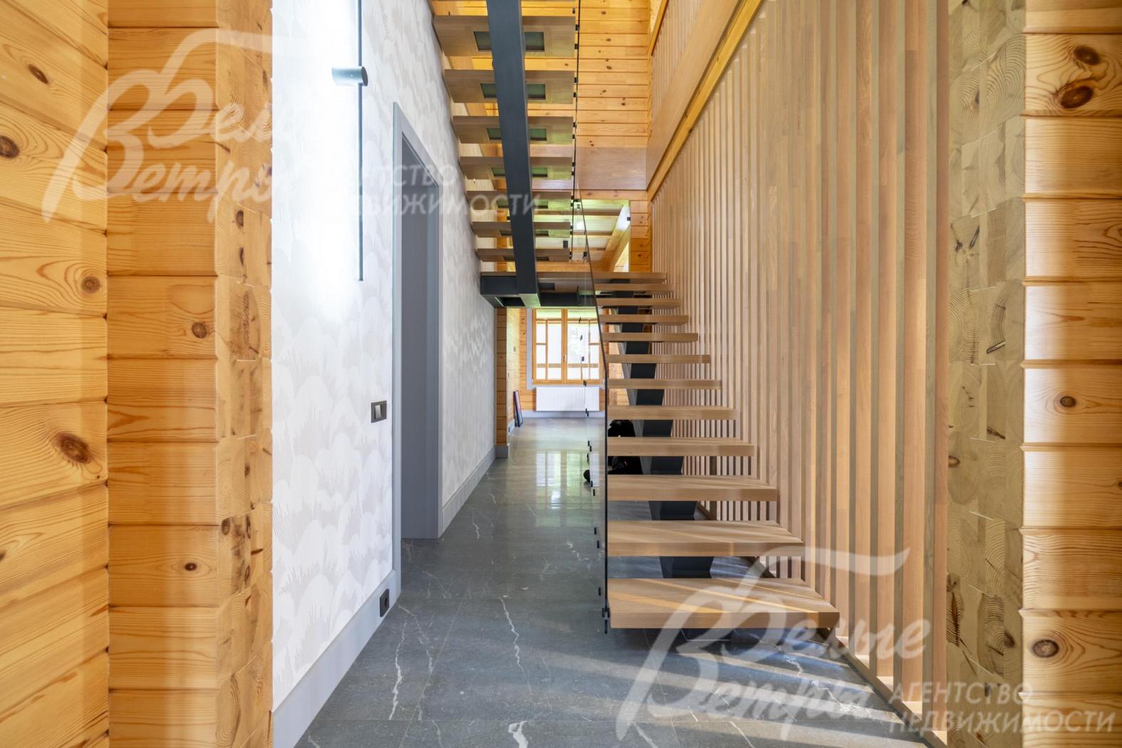 На второй этаж ведёт парящая лестница на стальном косоуре со ступенями из натурального дуба и стеклянным ограждением