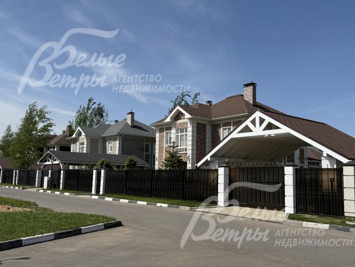 По посёлку проходят широкие асфальтированные дороги с удобным подъездом к домам