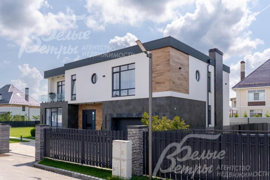 Участок огорожен по периметру металлическим штакетником серого цвета на каменных столбах с бетонным цоколем