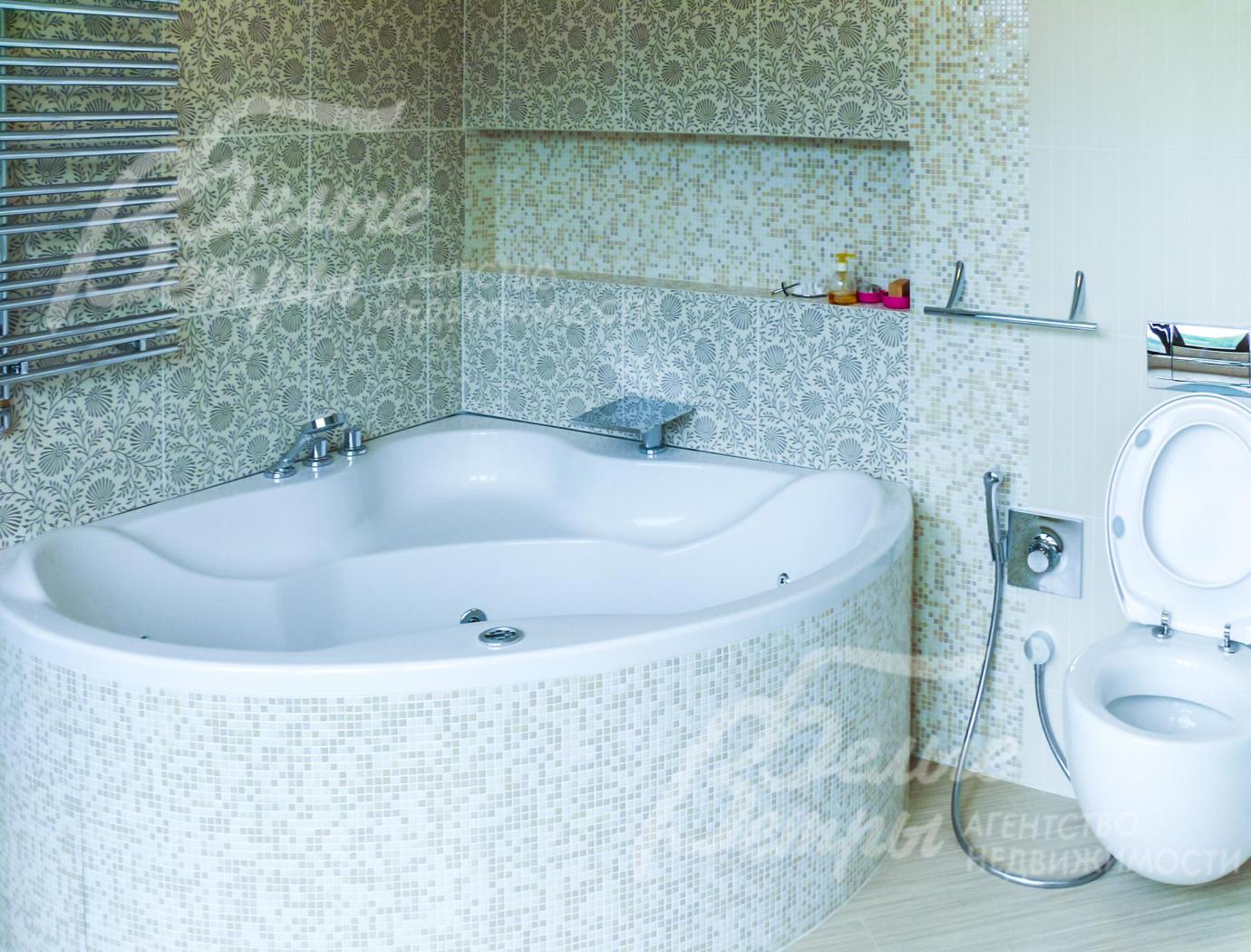 Так же в санузле при главной спальне есть ванна с гидромассажем.