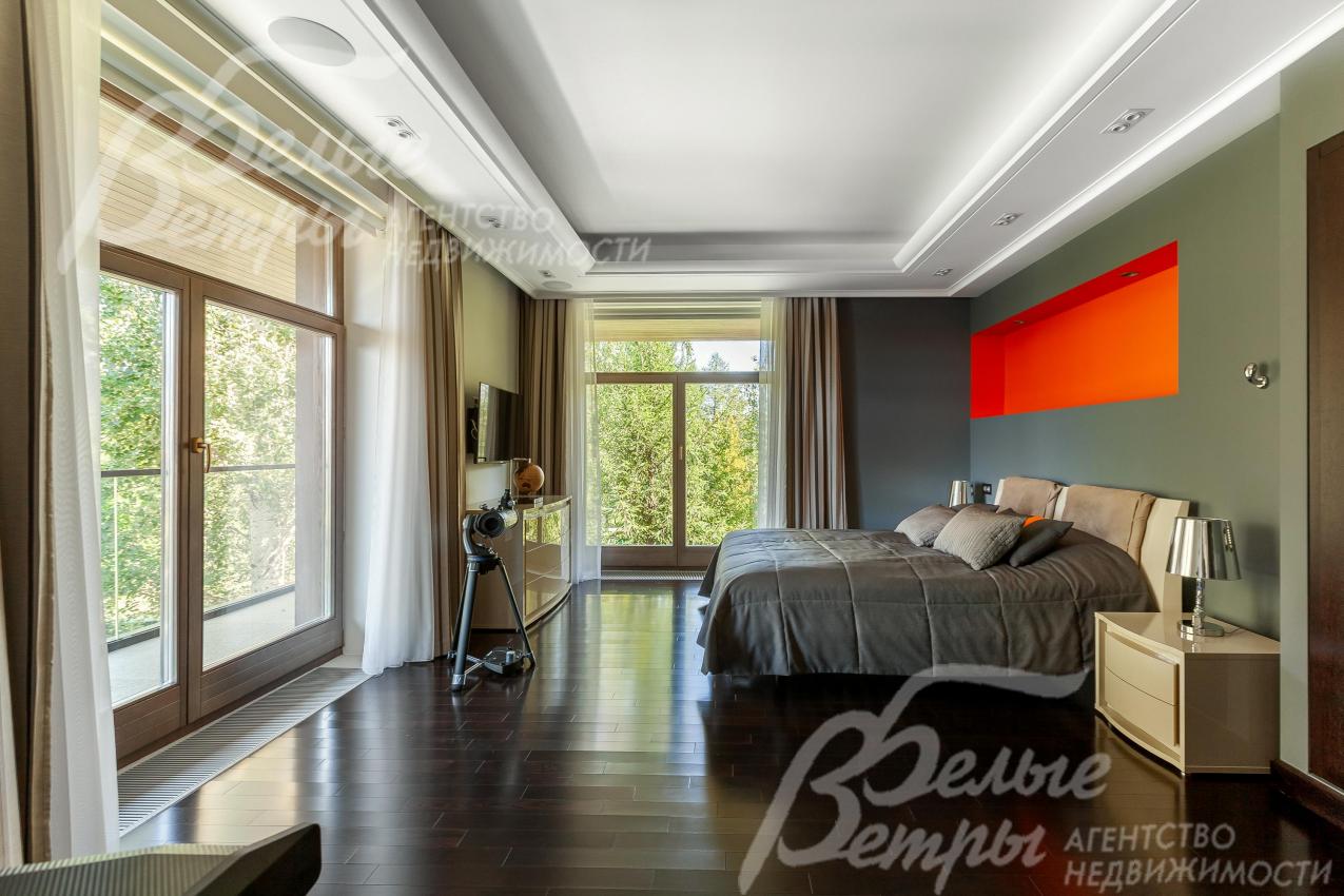 Спальня с балконом