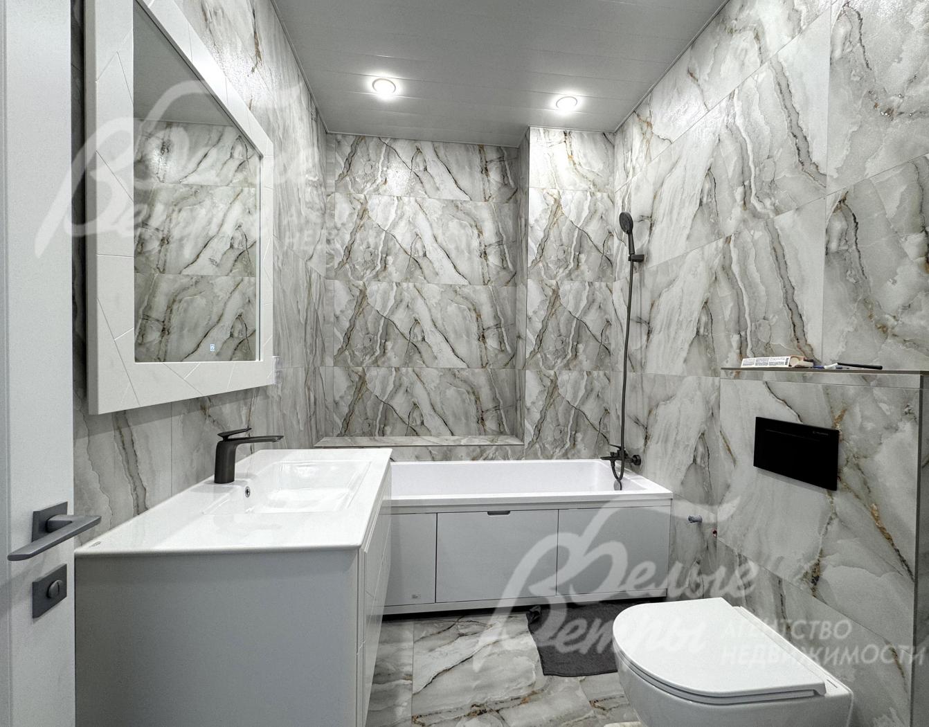 Санузлы отделаны плиткой в едином стиле с дизайном отделки дома, в них уже установлена сантехника