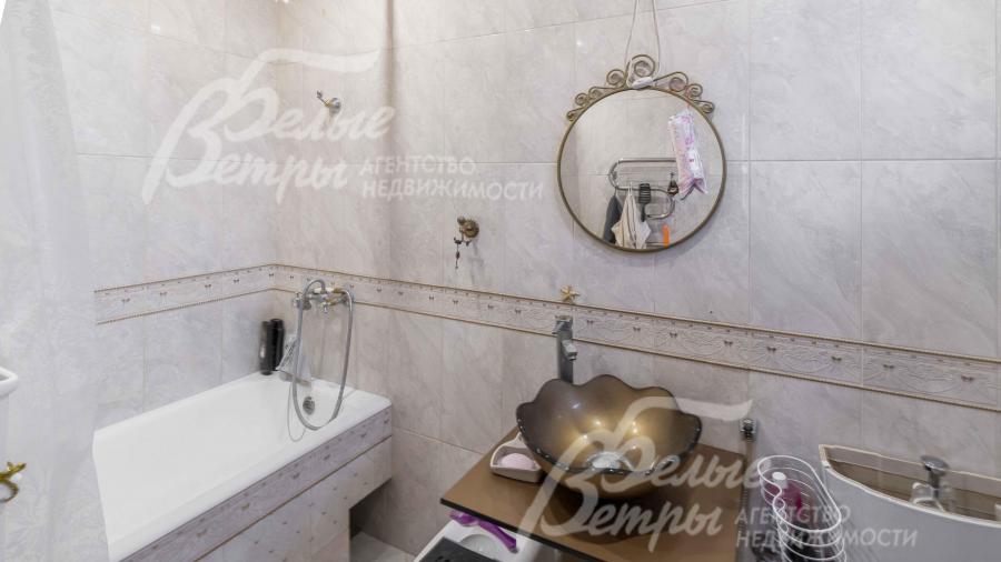 На стенах в санузлах плитка до потолка