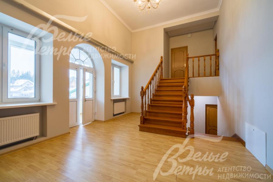 Холл 2-го этажа с выходом на закрытую веранду.