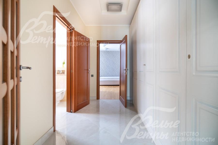 Гардеробная в холле первого этажа