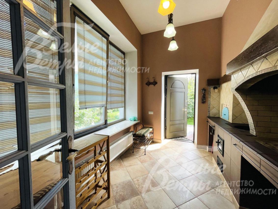 Закрытая веранда с зоной барбекю 