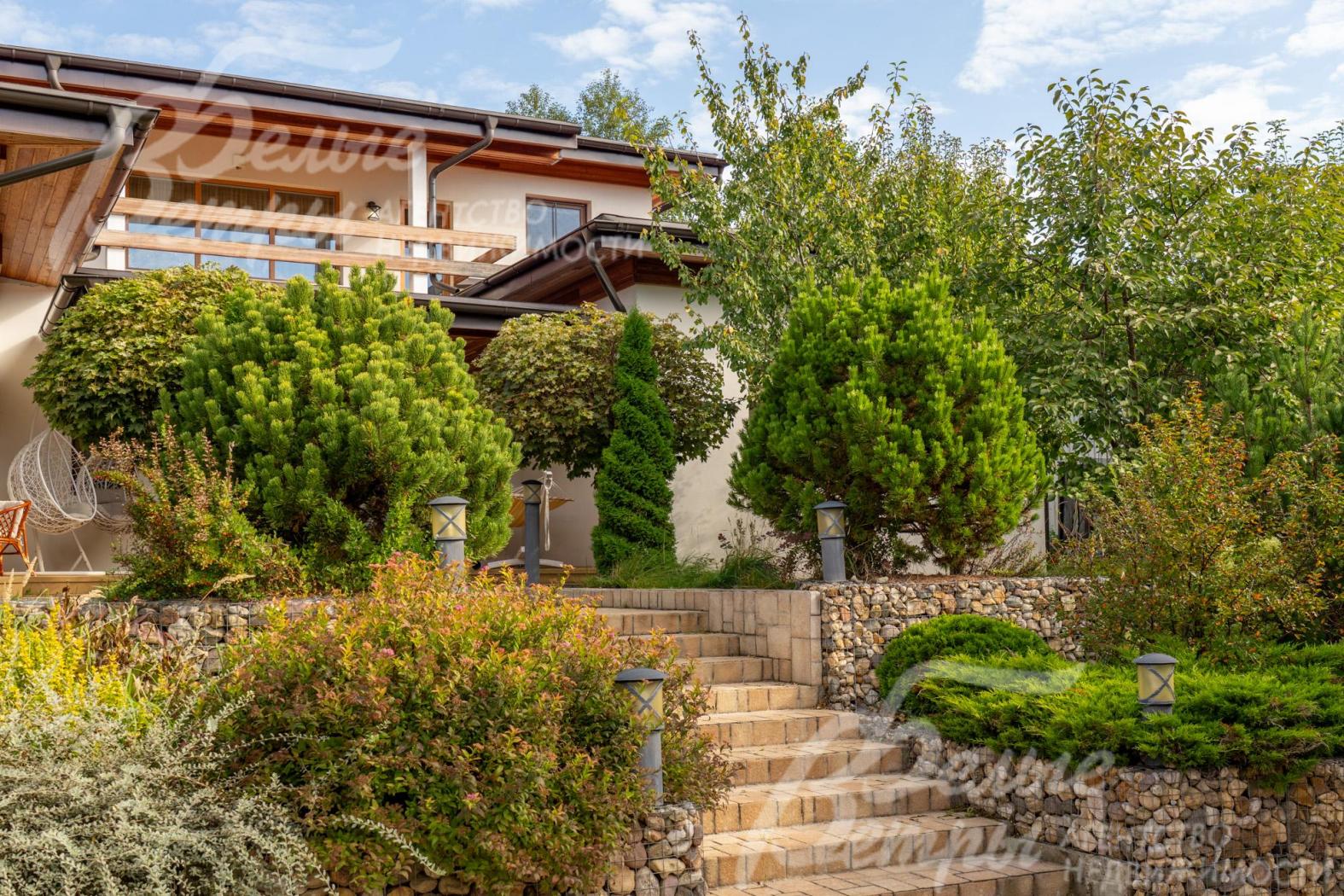 Террасные уступы созданы с использованием габионов, наполненных натуральным природным камнем