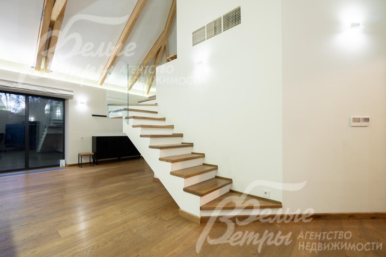 Ограждение лестницы выполнено из закаленного стекла