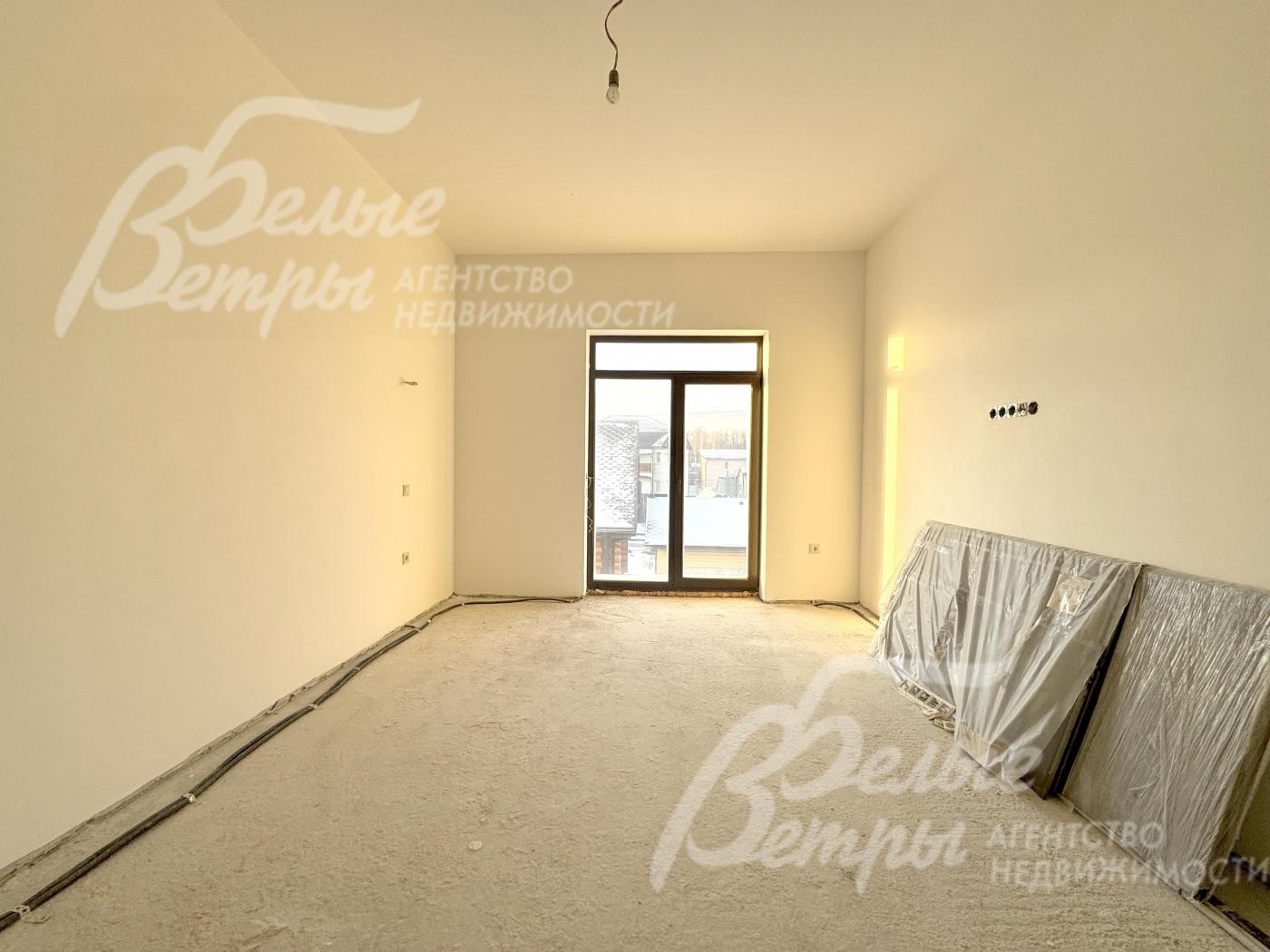 На втором этаже – 3 спальни, каждая с выходом на балкон