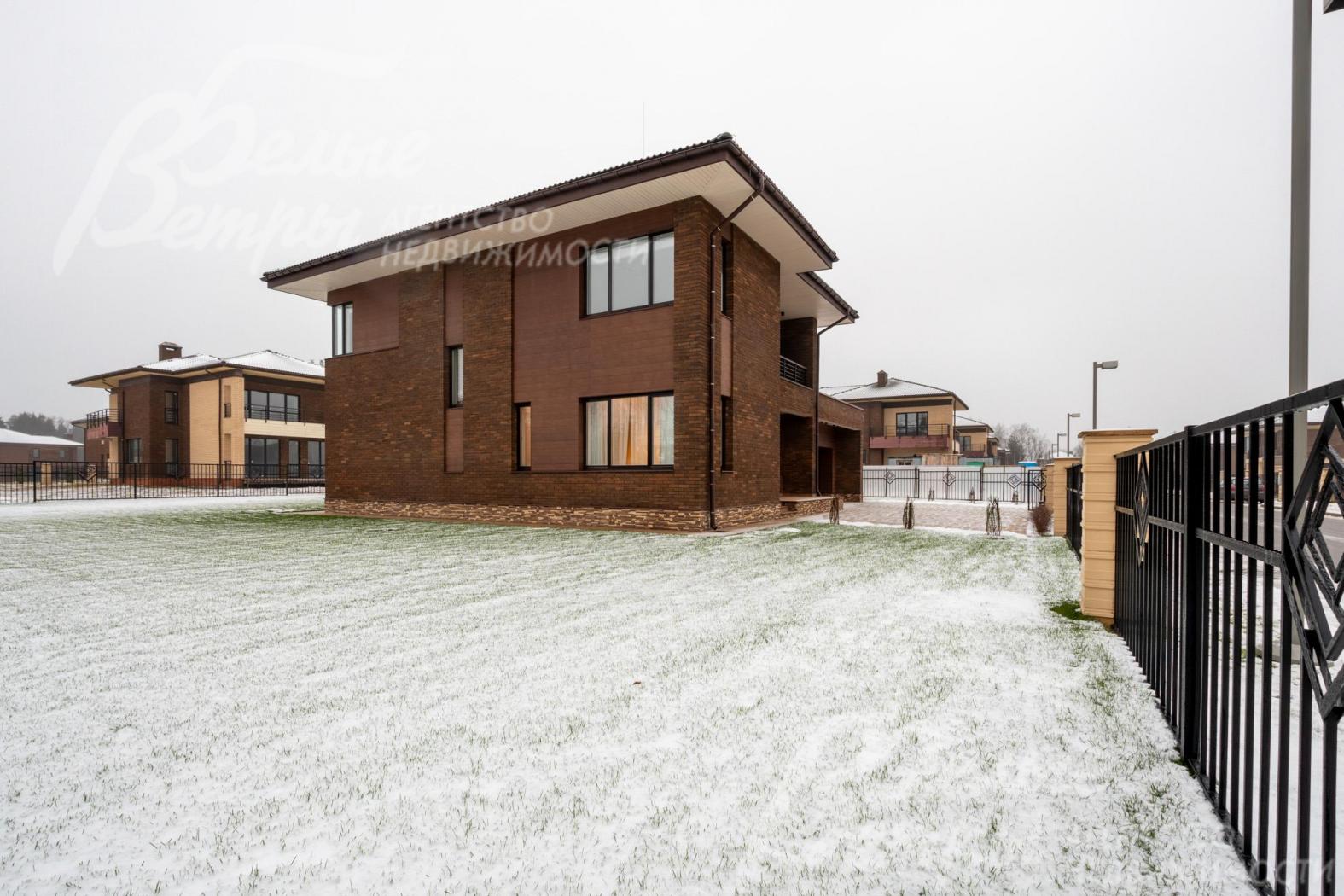 Вид на дом со стороны участка