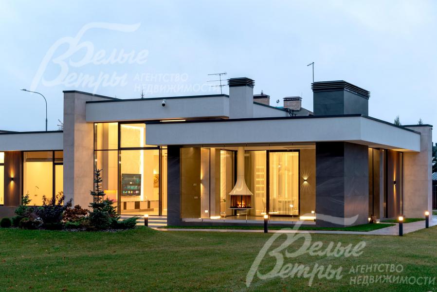 Ночная подсветка подчёркивает архитектурную выразительность дома