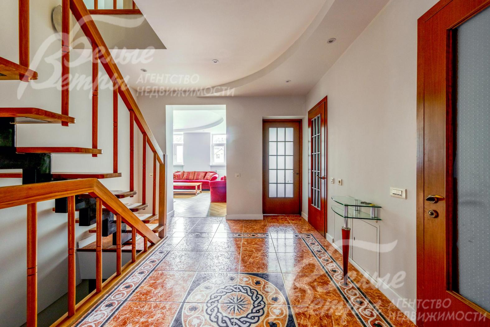 Центральный холл дома. На полу - коллекционная плитка с дизайном в стиле ковра