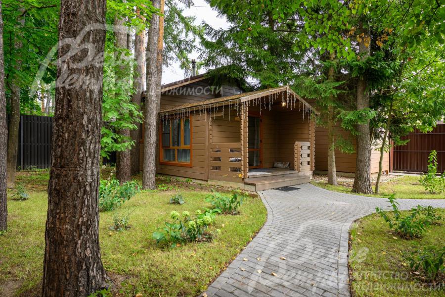 Отдельно-стоящая баня 32 кв.м. В ней большая парная, помывочная, туалет, комната отдыха 12,35 кв.м.
Дровяная печка, отделанная змеевиком. Современное обливное ведро