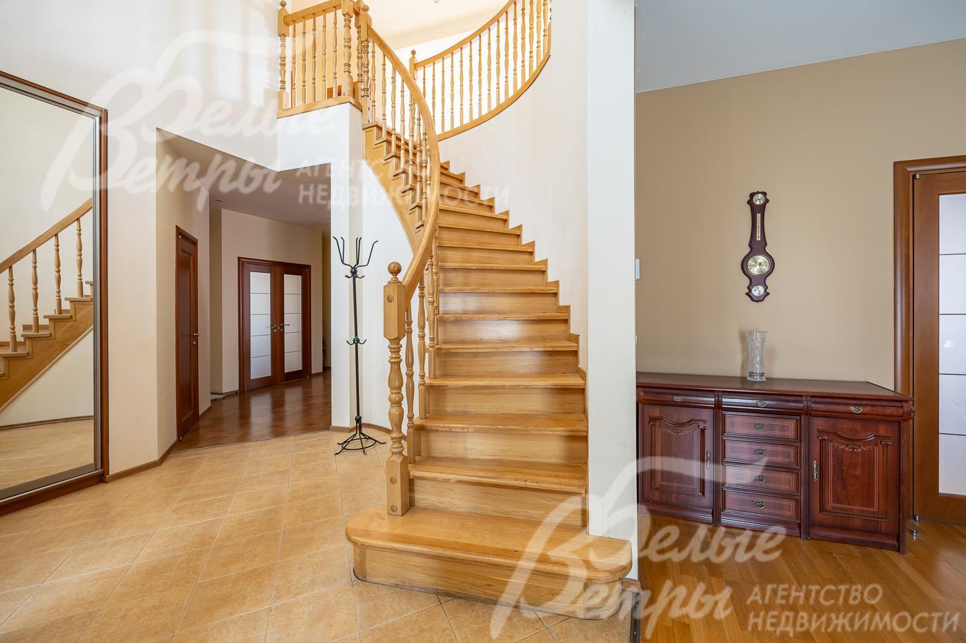 Деревянная лестница в холле 1-го этажа