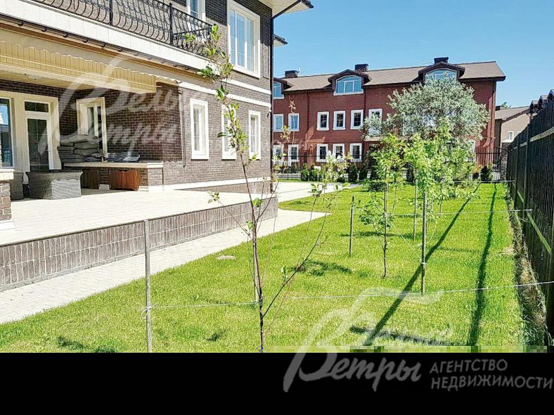 Участок ровный квадратной формы огражден кованным забором по всему периметру 