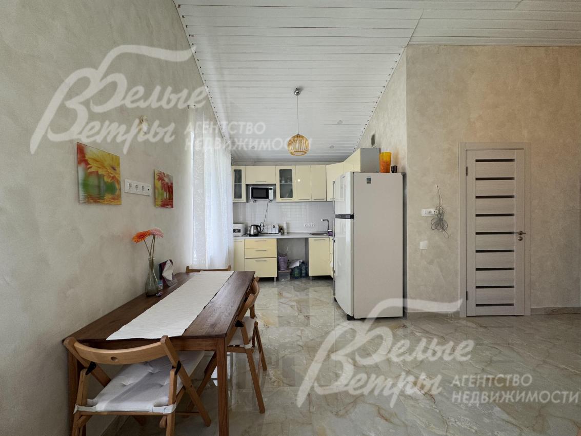 Объединенное пространство кухни и гостиной создает функциональную зону для всей семьи