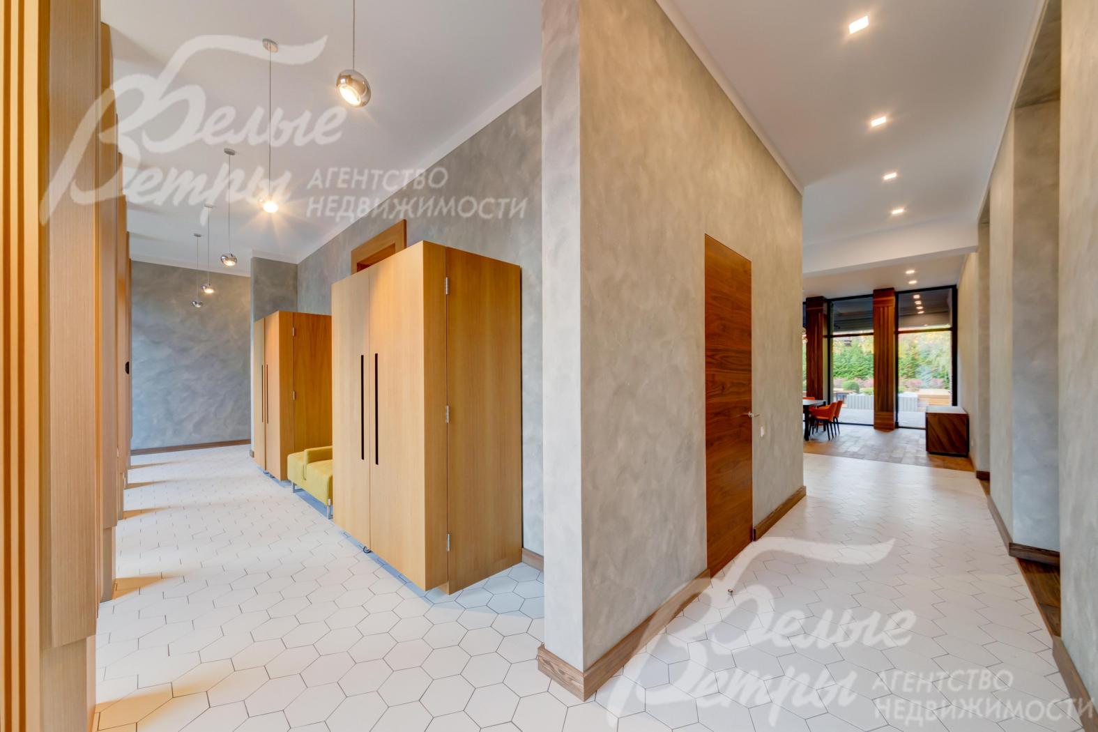 Отделка и интерьер дома выполнены по дизайнерскому проекту