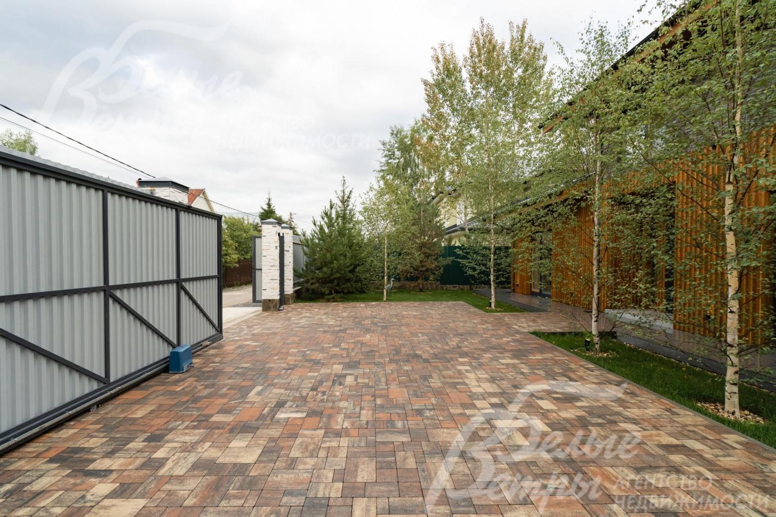 Парковка для а/м вымощена брусчаткой