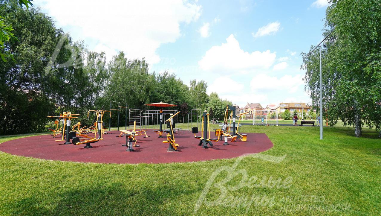 Множество спортивных площадок