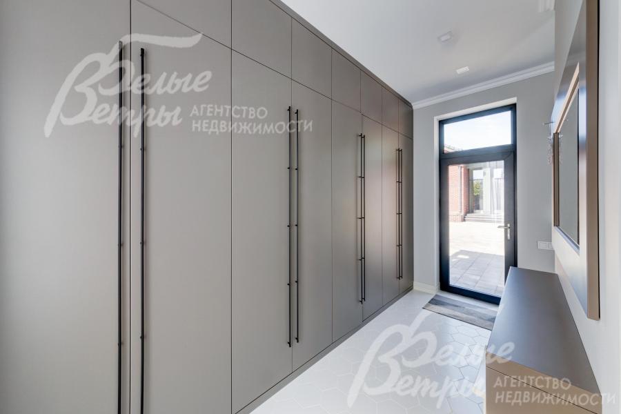 Прихожая 13.5 кв.м с большим шкафом