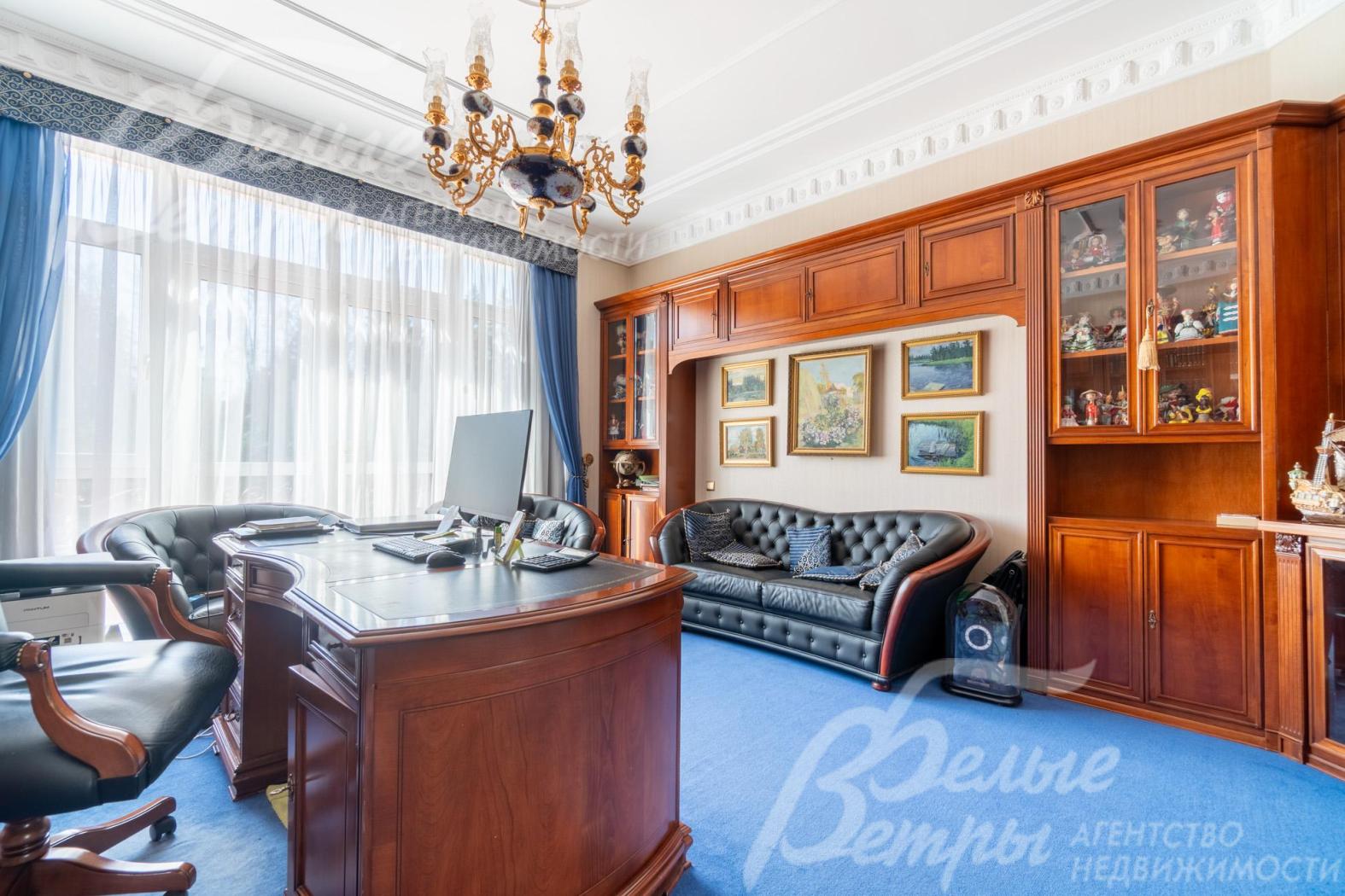 Кабинет на втором этаже: в нём размещена солидная итальянская мебель из массива дерева, также есть выход на видовой балкон