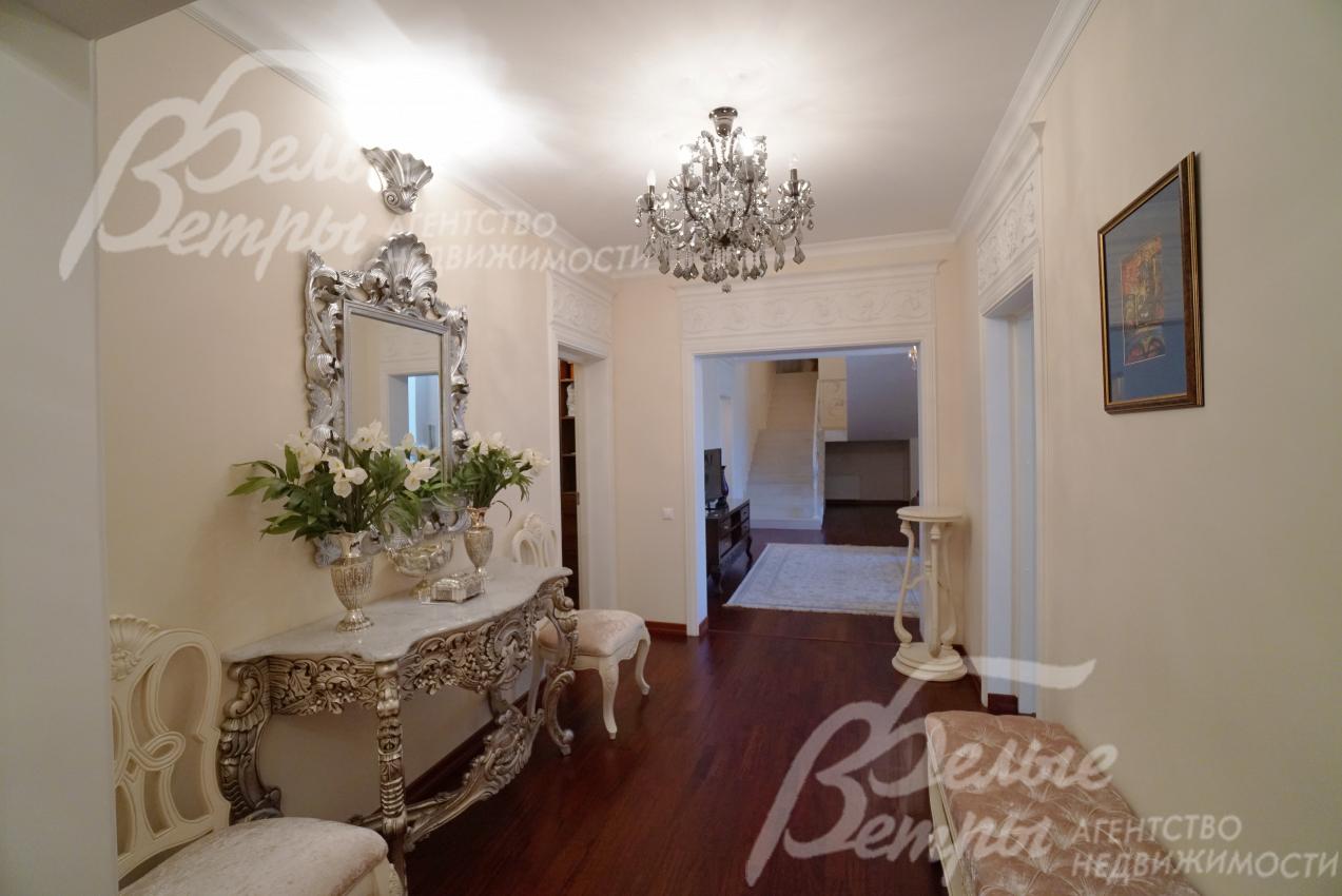 Холл первого этажа 10 кв.м