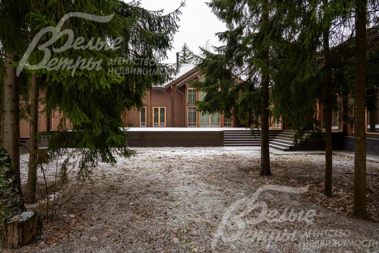 Участок площадью 45 соток, на котором сохранены лесные деревья, выглядит живописно в любое время года