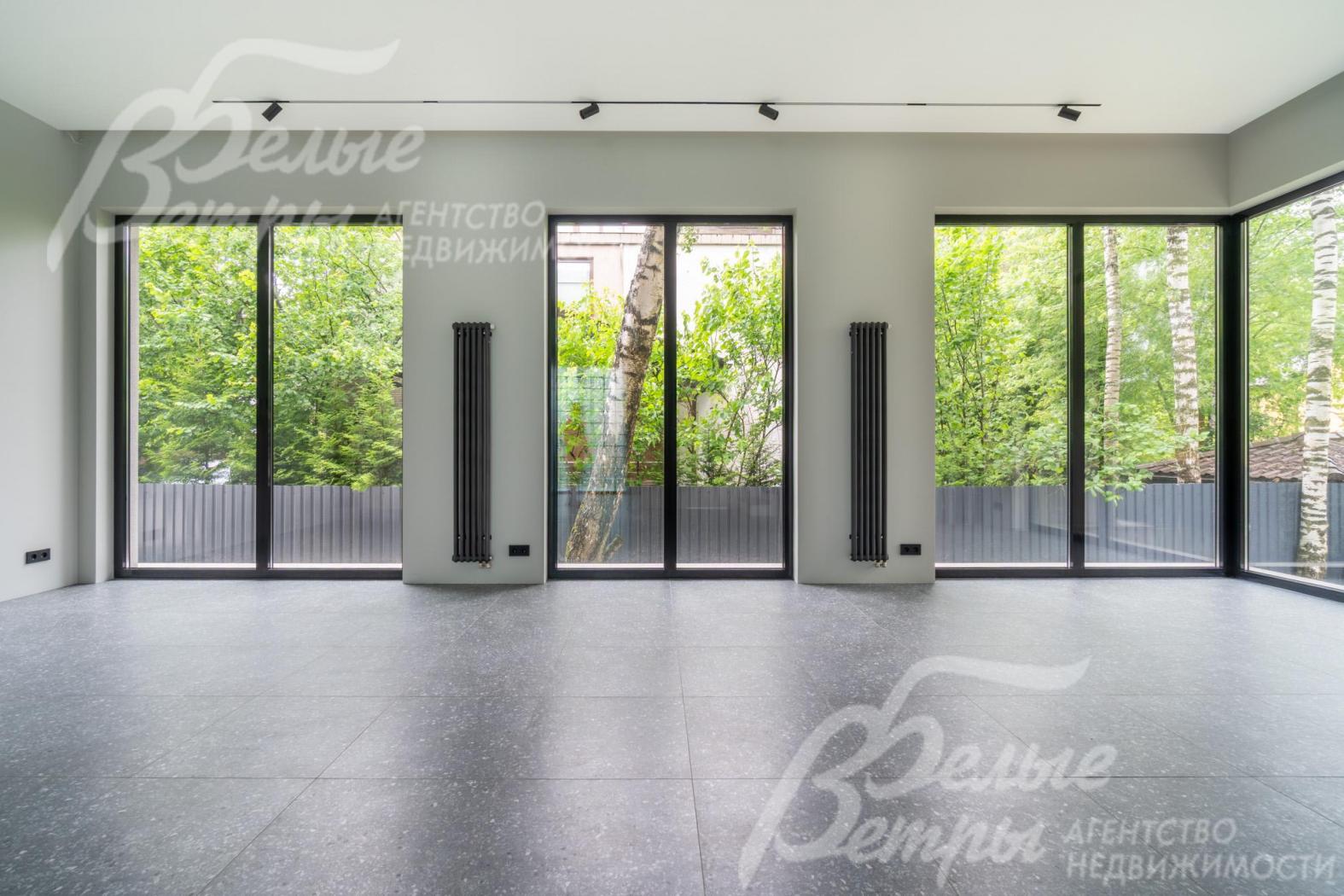 На первом этаже - панорамное остекление и двери со стеклянными вставками