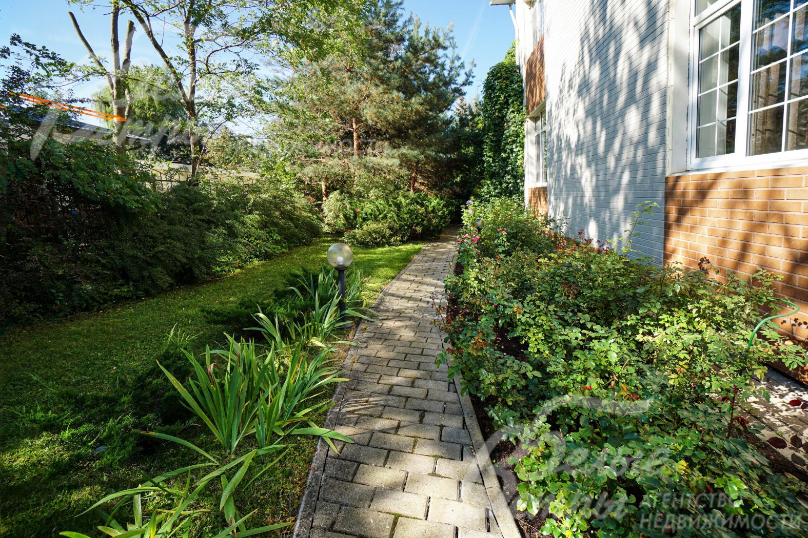 Участок расположен в 100 м от леса (есть собственный выход в лес из посёлка)