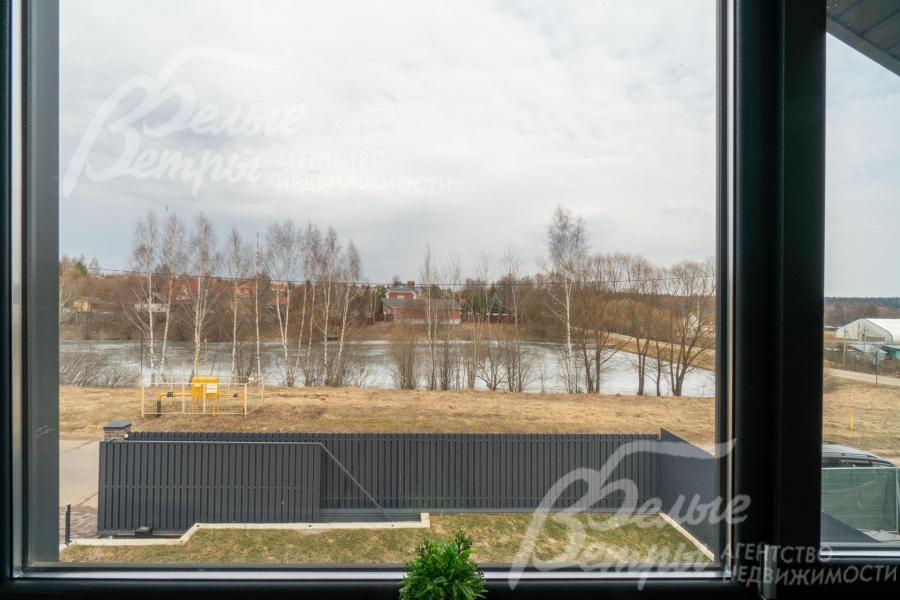 Из мастер-спальни открывается вид на пруд рядом с домом