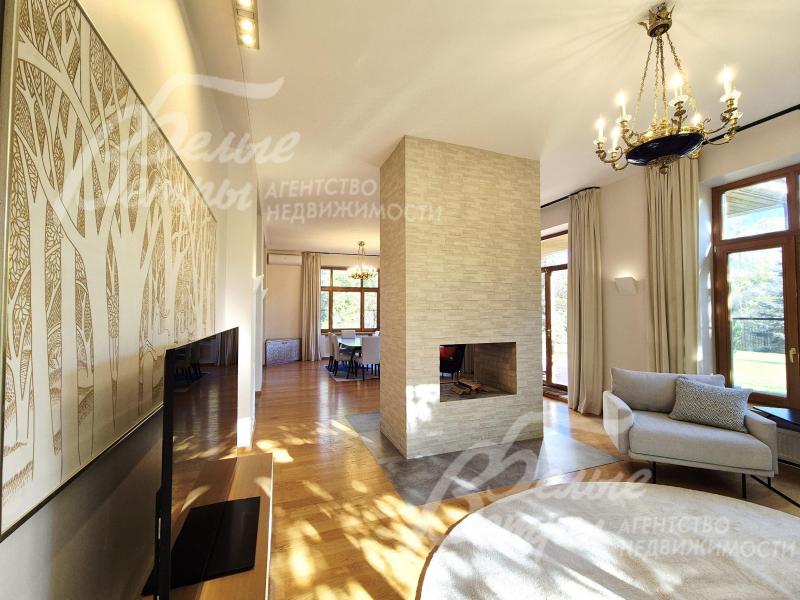 Совмещенная зона столовой и гостиной.