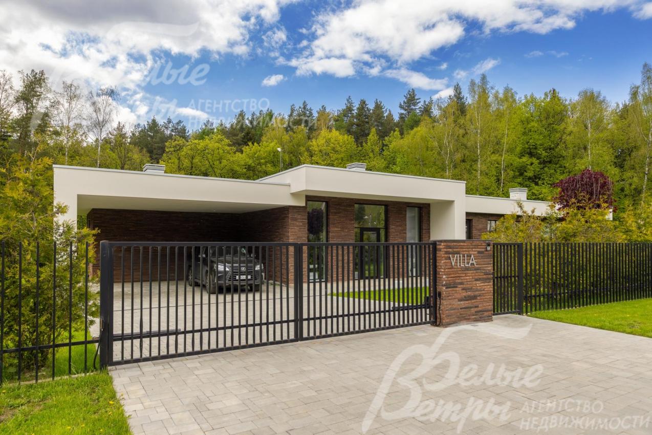 Два крытых парковочных места.