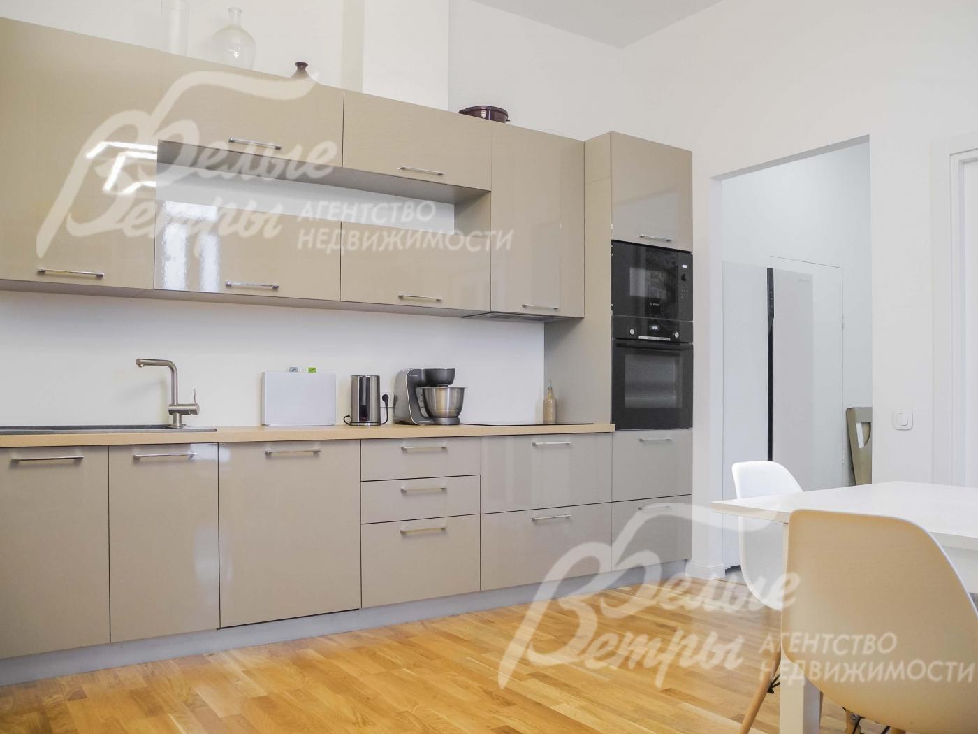 Установлена кухня с глянцевыми фасадами и со встроенной техникой BOSCH