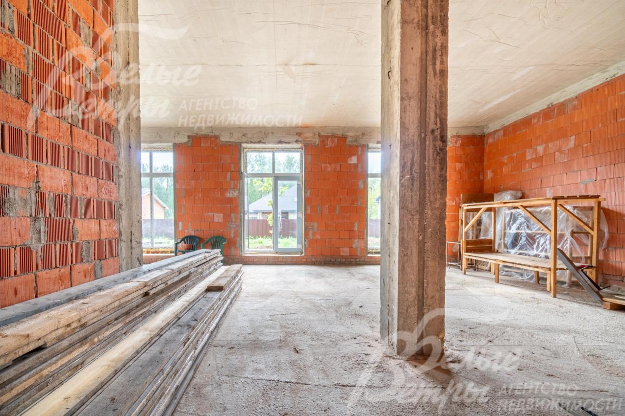 Зона гостиной-столовой: предусмотрена декоративная колонна