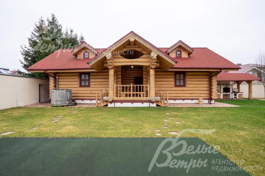 Баня построена с тиле основного дома, рядом с ней - чан на дровах 