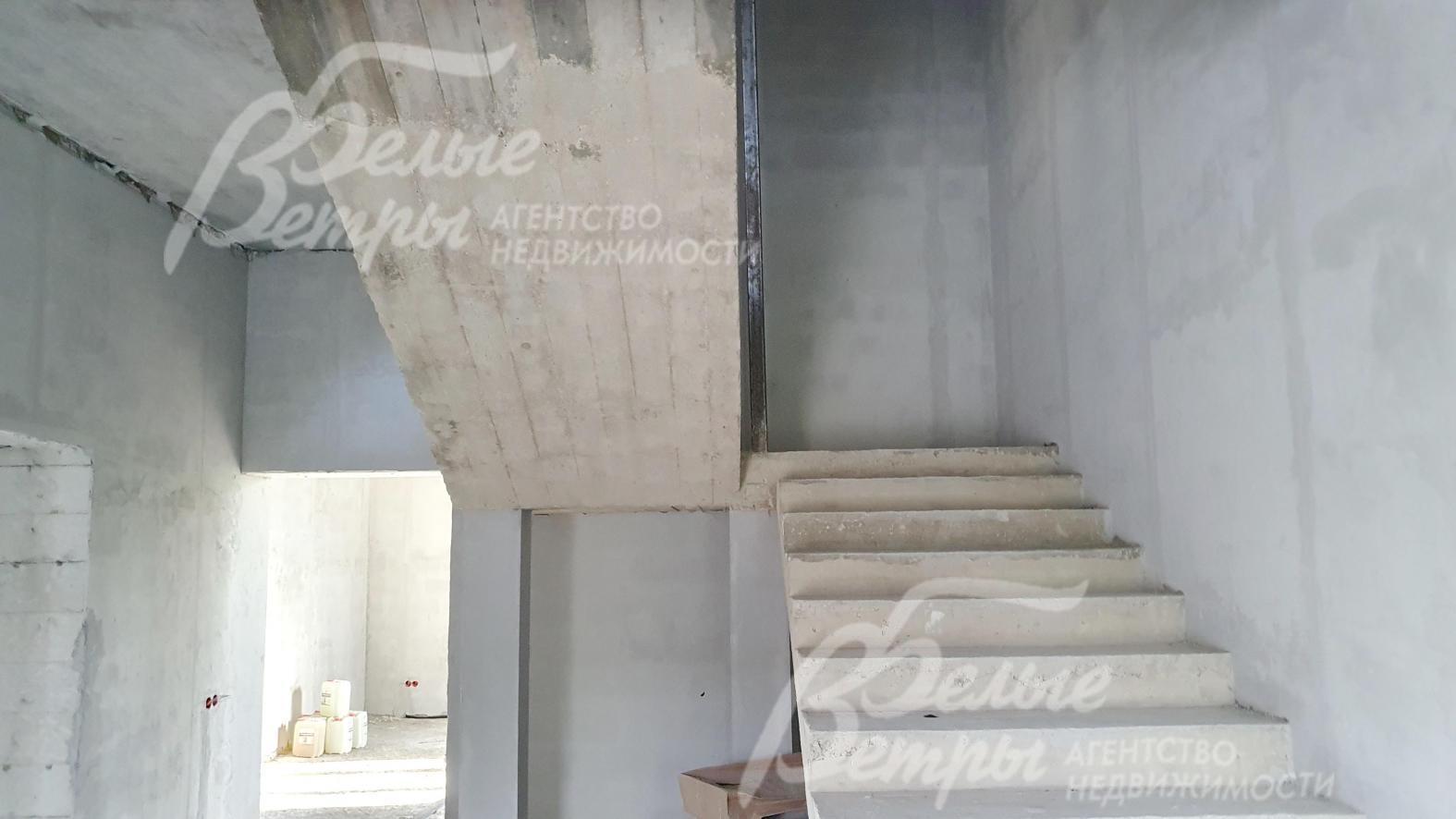 На второй этаж дома ведёт железобетонная монолитная лестница 