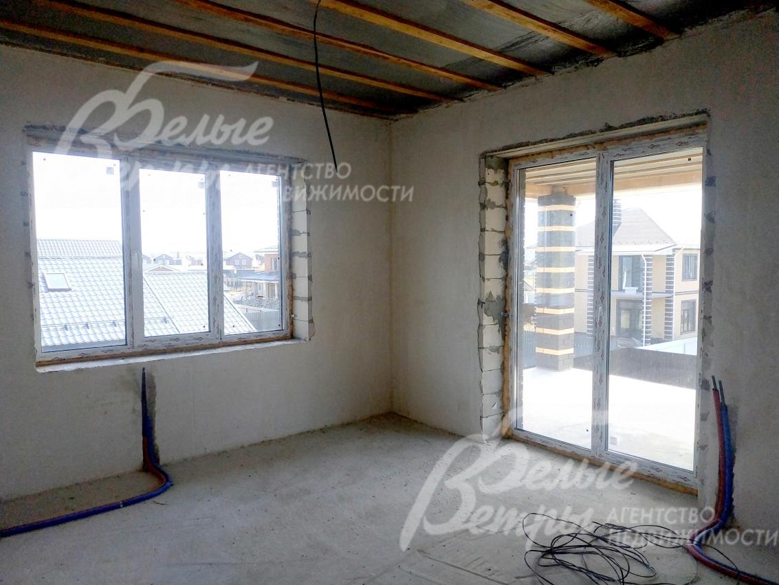 Стеклопакеты ламинированы с одной стороны, установлен портал для выхода на террасу