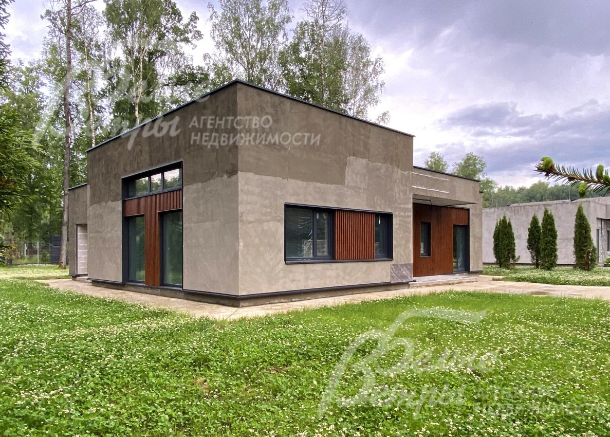 Вокруг дом забетонирована дорожка шириной 1,7 м