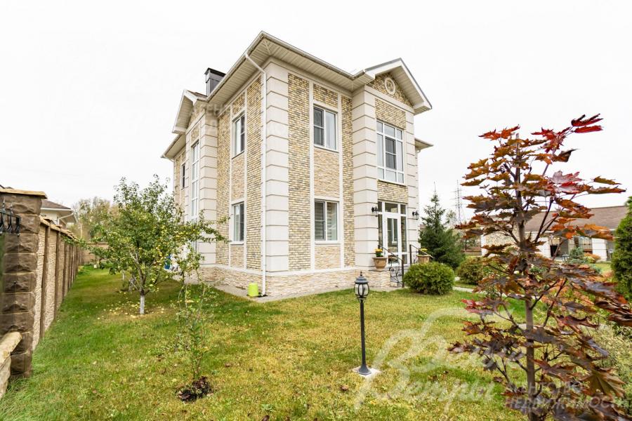 Коттедж на участке площадью 10 соток в коттеджном поселке Гайд Парк