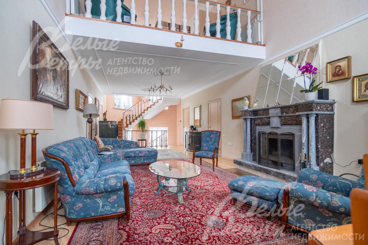 Комплект итальянской мягкой мебели с обивкой в голубых тонах с цветочным орнаментом