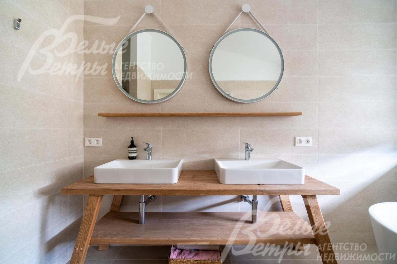 Во всех санузлах – раковины на столиках из брашированного, искусственно состаренного массива дерева, столики выполнены на заказ