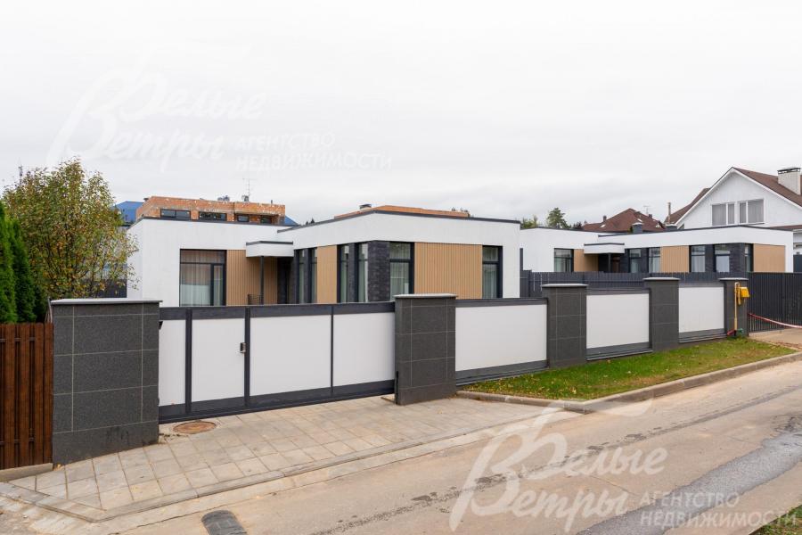 Участок находится в центре коттеджного посёлка, окружённого лесом в 3-х сторон