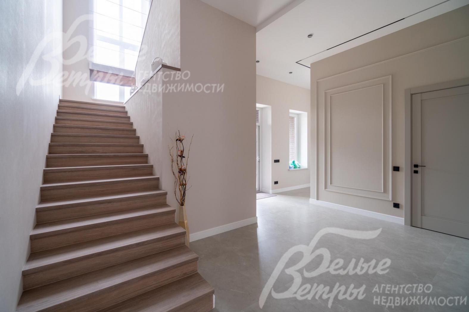 На второй этаж ведёт широкая лестница, ступени - испанский керамогранит