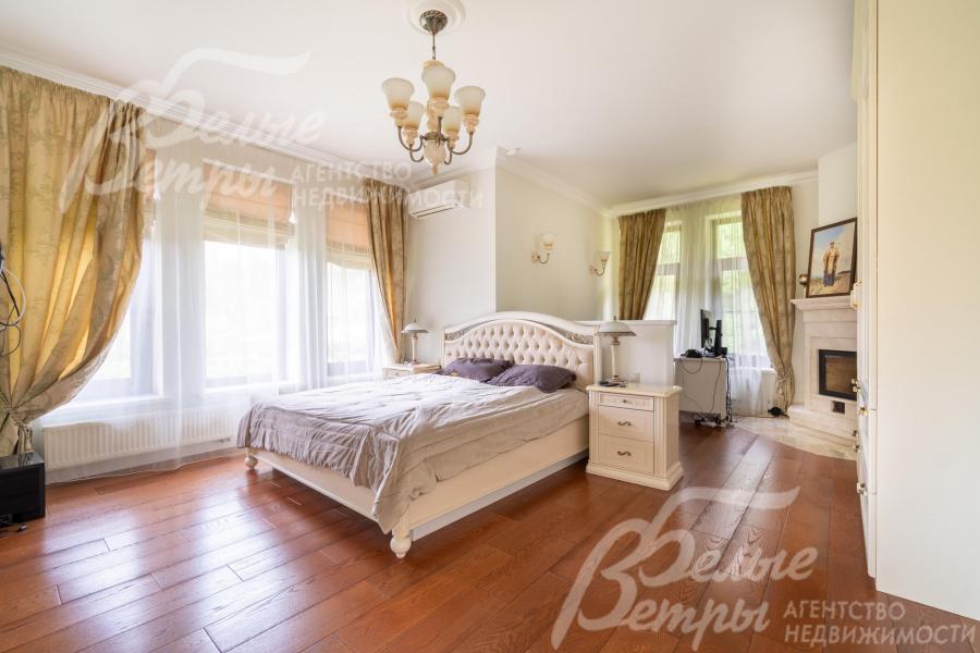 В мастер-спальне с выходом на лоджию - дровяной камин, а также выделена функциональная зона со столом