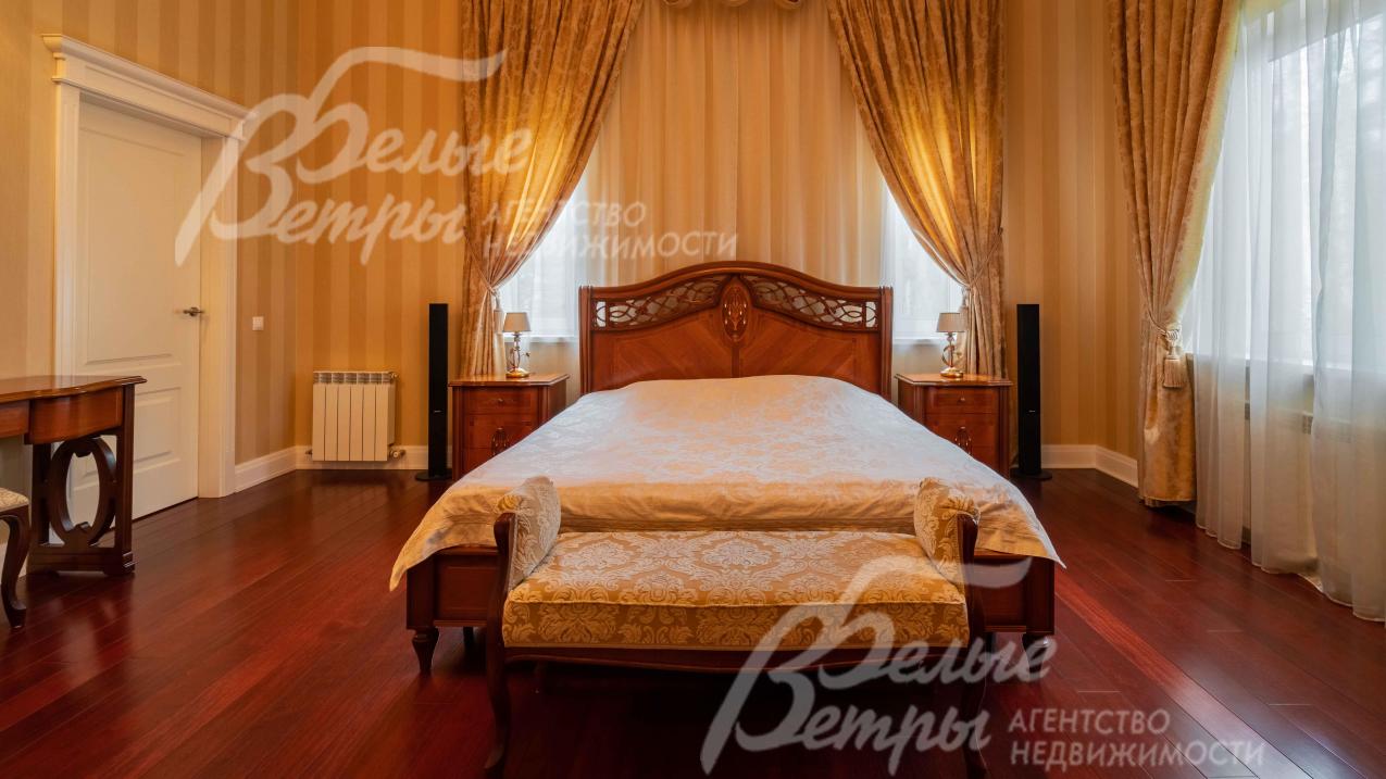 Красивая кровать из массива