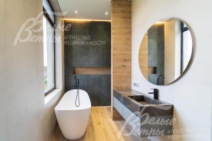 Санузел с отдельно стоящей ванной