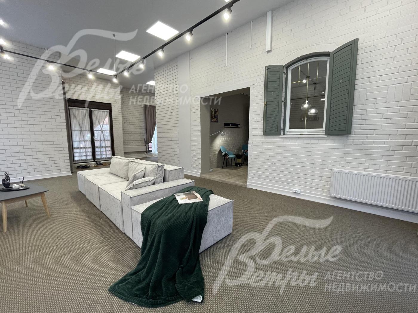 Дизайнерская эклектика в интерьере: совмещение элементов стилей - лофт (стены), фахверк (отделка потолков) и др.