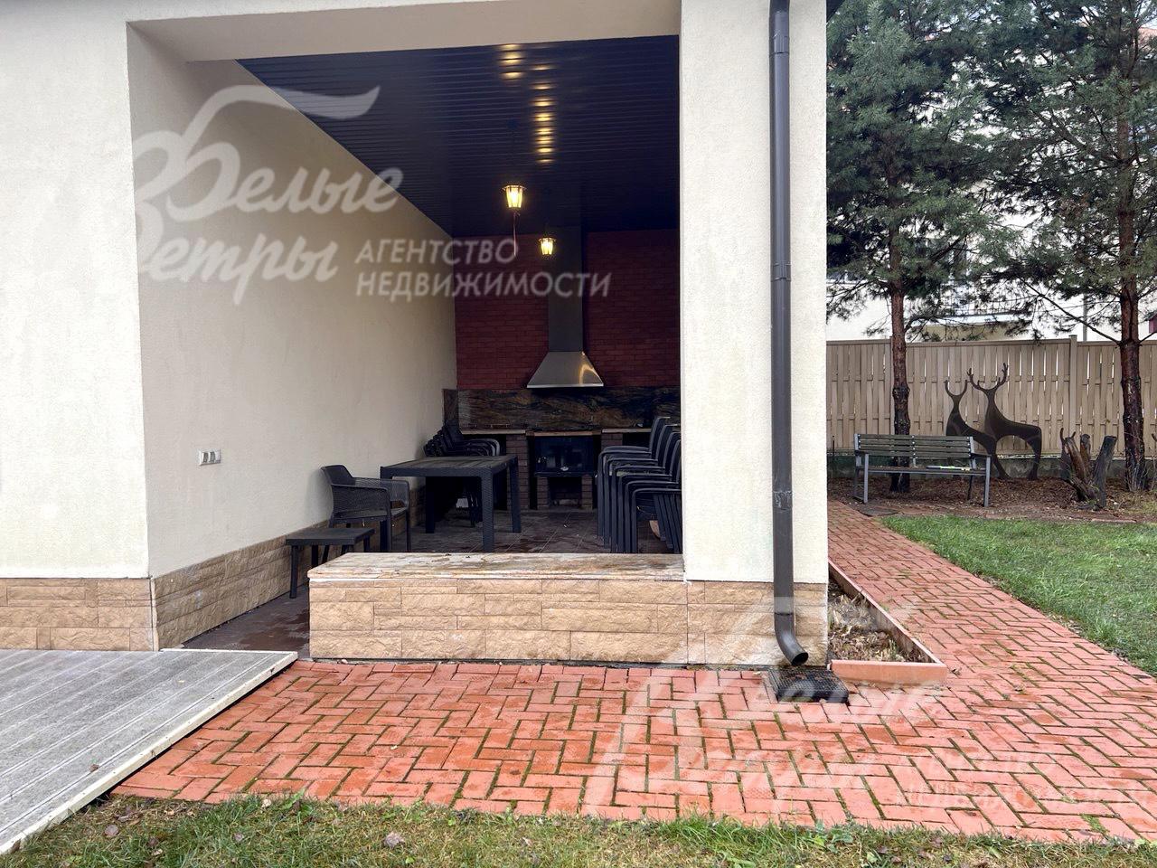 У дома есть крытая терраса с оборудованной зоной барбекю и садовой мебелью